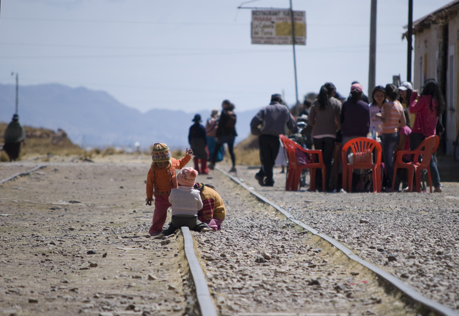 don't play on the railroad track