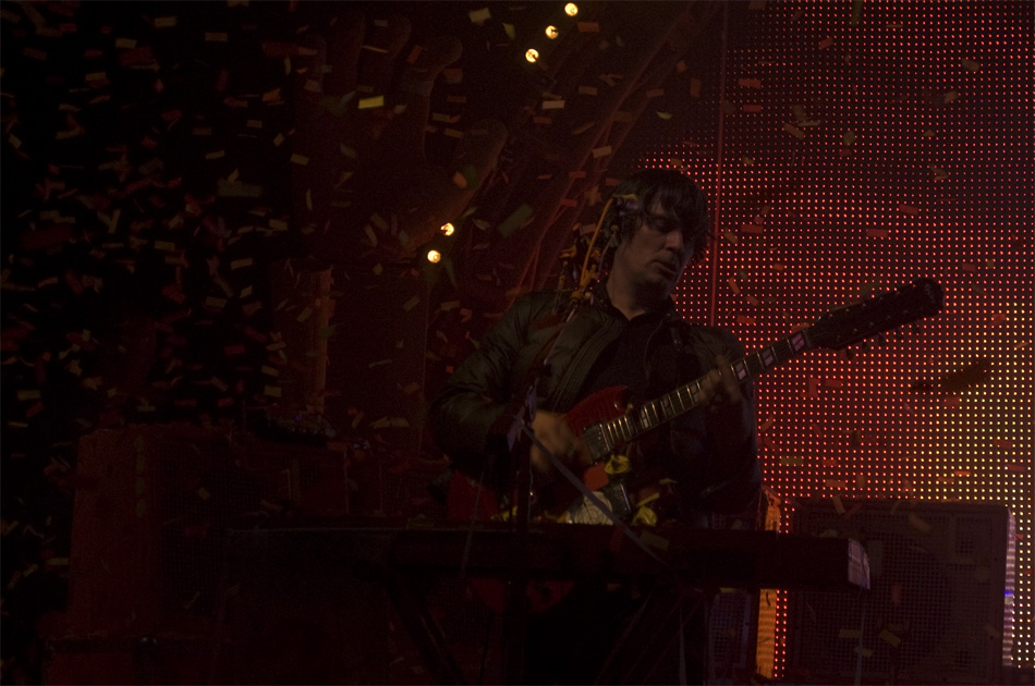 rain down (from a great height)